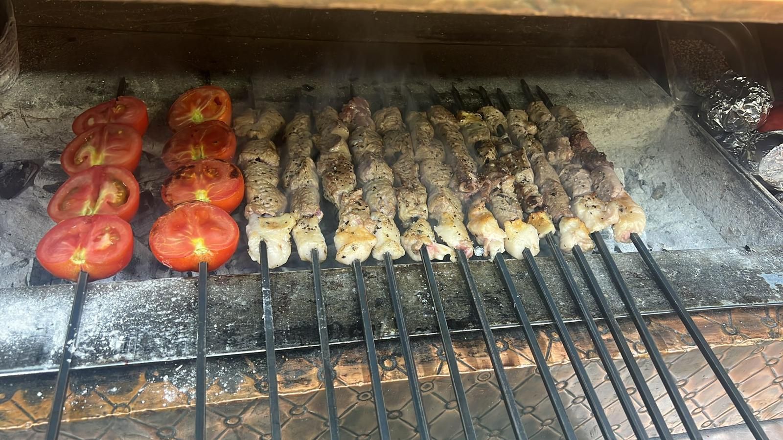 שיפודי עגבניות ובשר צלויות על רשת ברביקיו