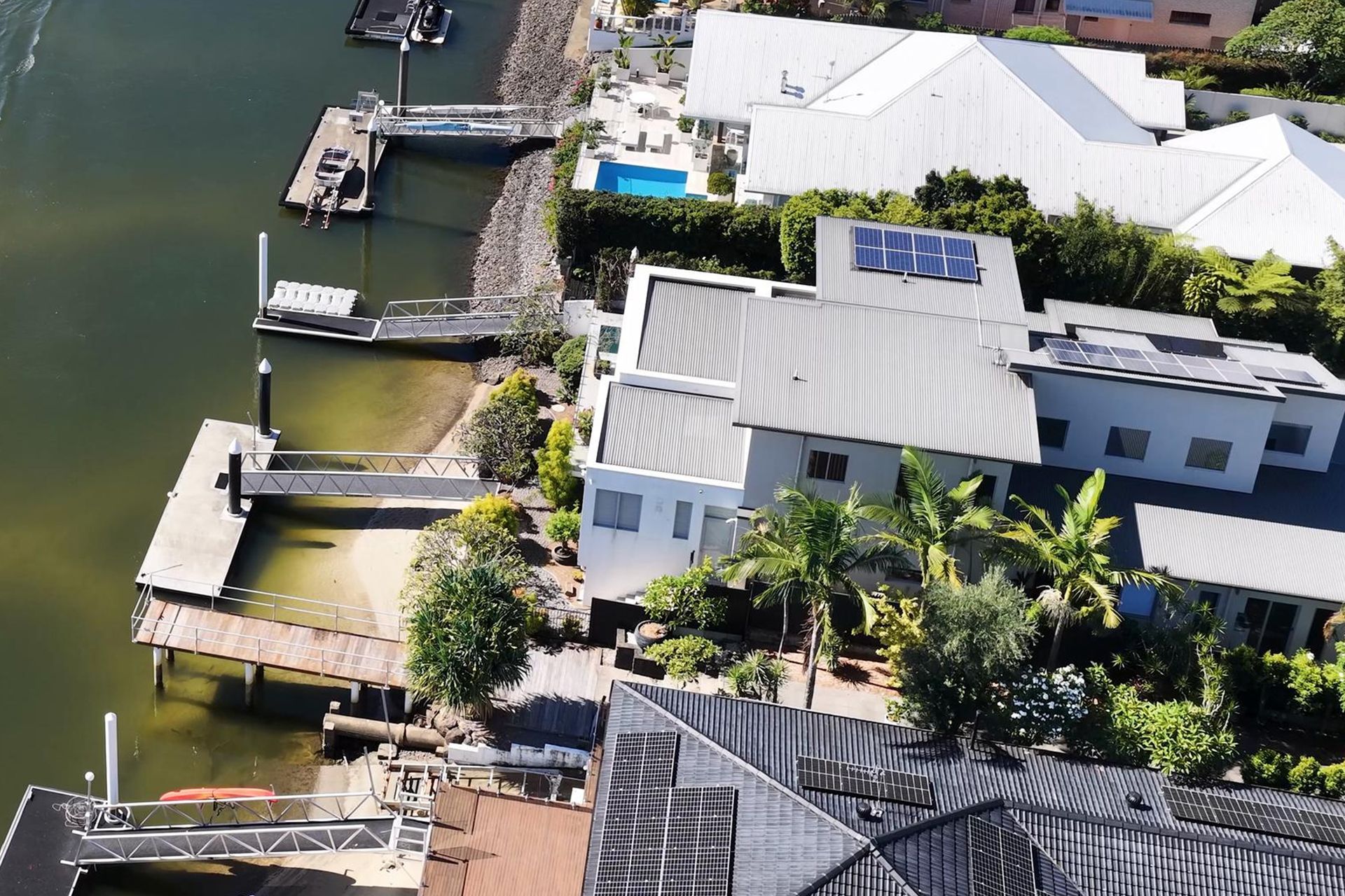 Heat pump system outside Florida home