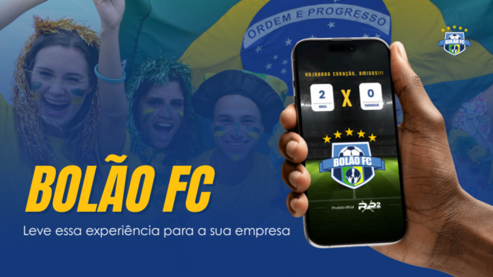 Smartphone exibindo placar de futebol com logotipo, segurado por uma pessoa com torcedores ao fundo. A faixa diz
