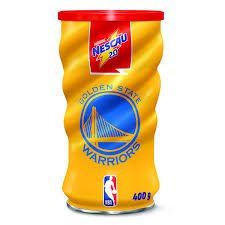Lata de Nescau amarela, com o logotipo do Golden State Warriors e tampa vermelha. O recipiente tem o formato de uma coluna torcida.
