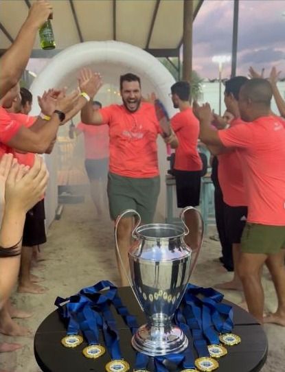 Túnel inflável de entrada e troféu em um evento Confra FC