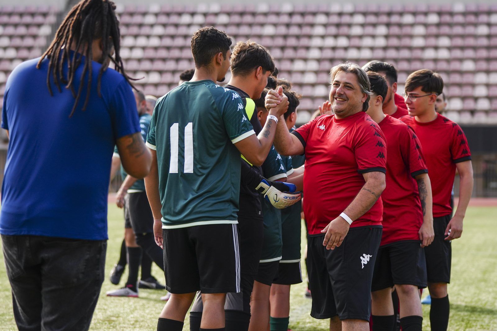Colaboradores de times adversários se cumprimentando antes de uma partida do Confra FC