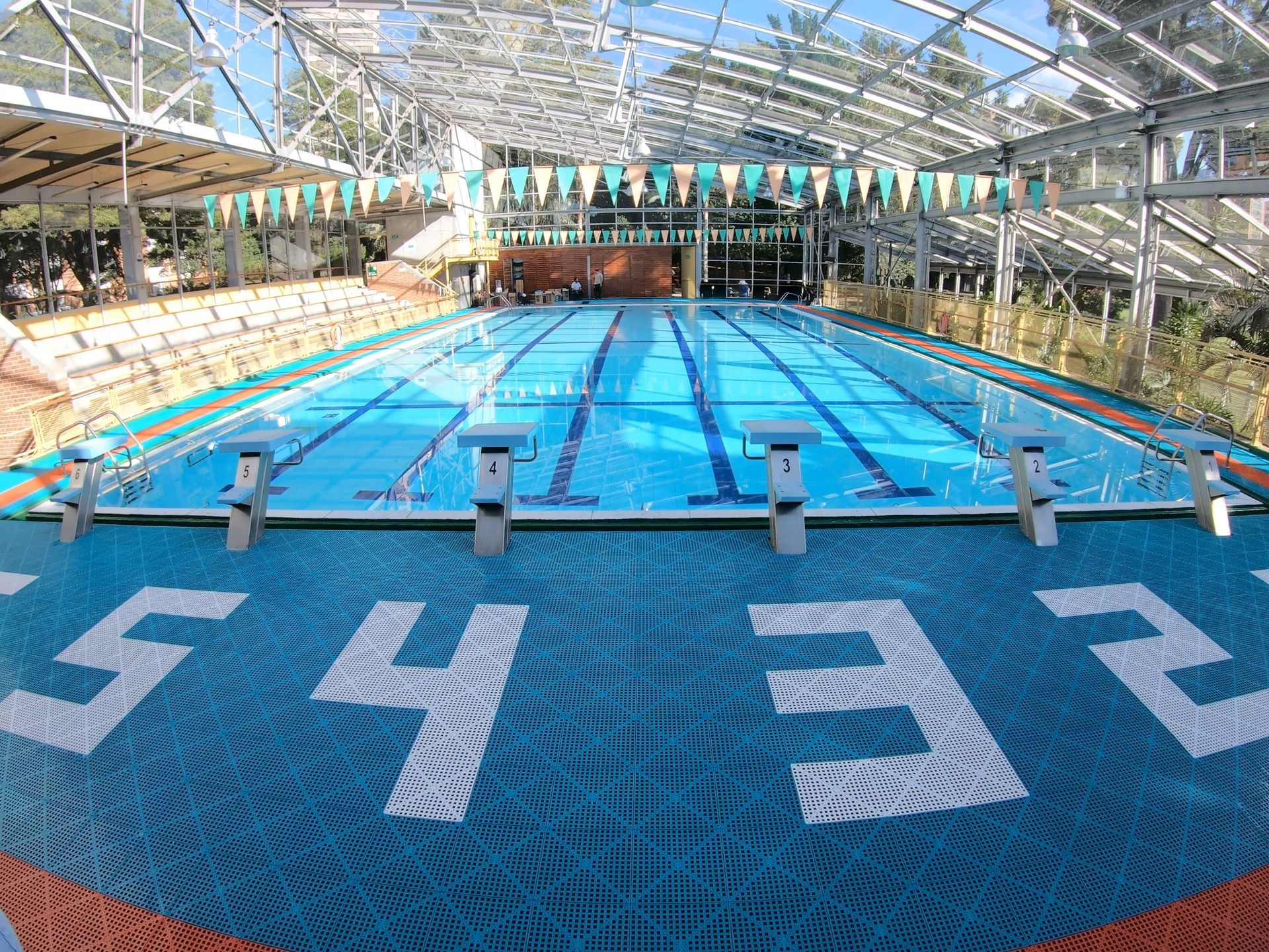 una gran piscina con la palabra cortar en el suelo