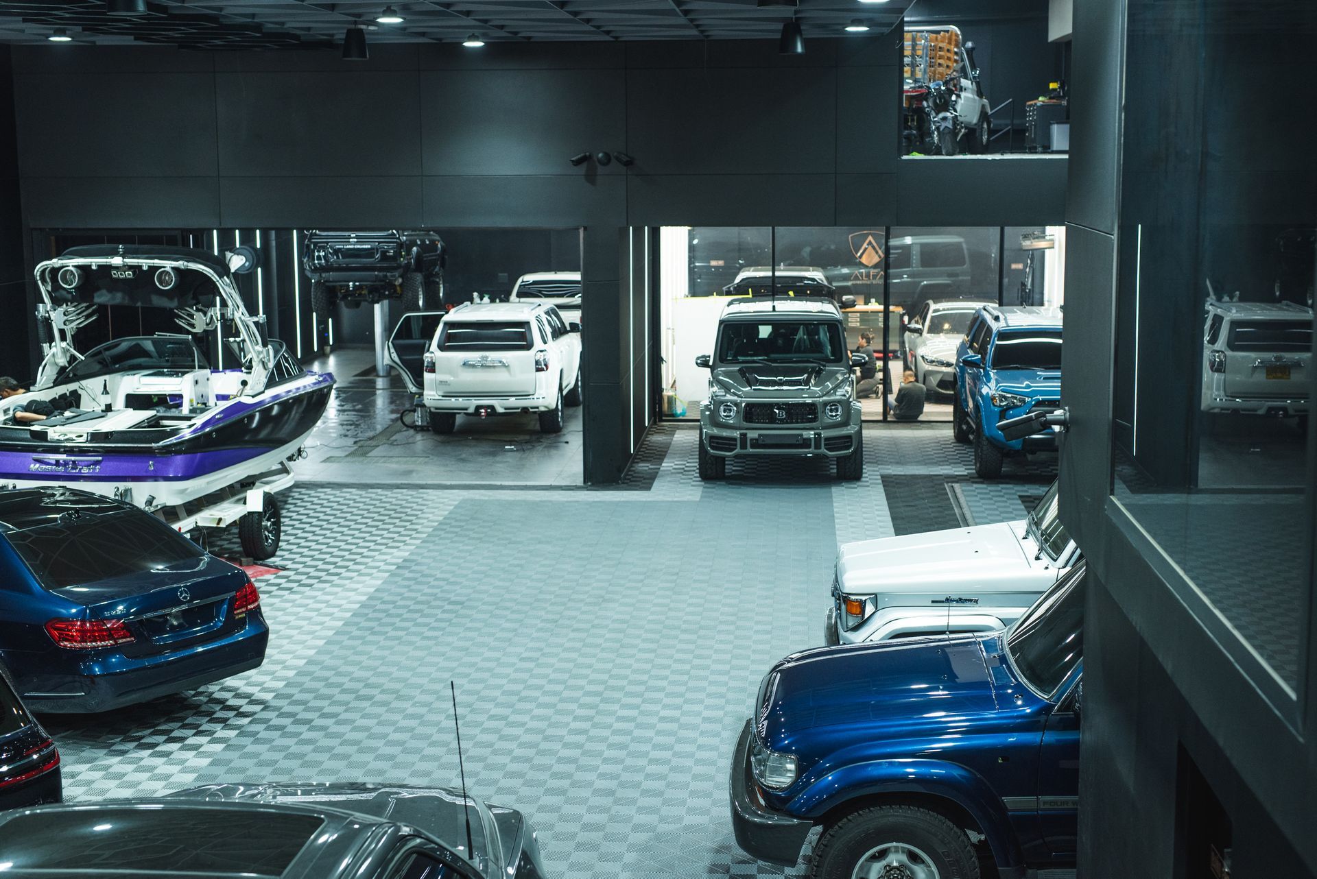 Muchos coches están aparcados en un garaje.
