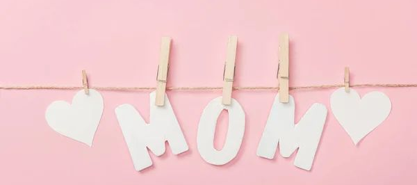 A bouquet of flowers and the words `` happy mother 's day '' are on a gray background.