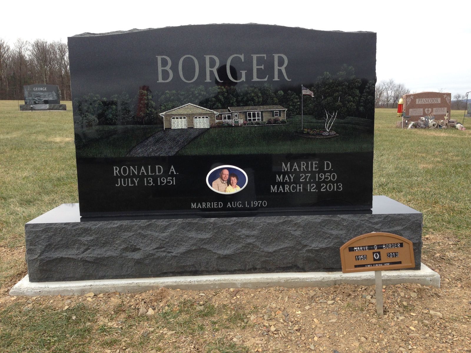 A black gravestone with the name borger on it