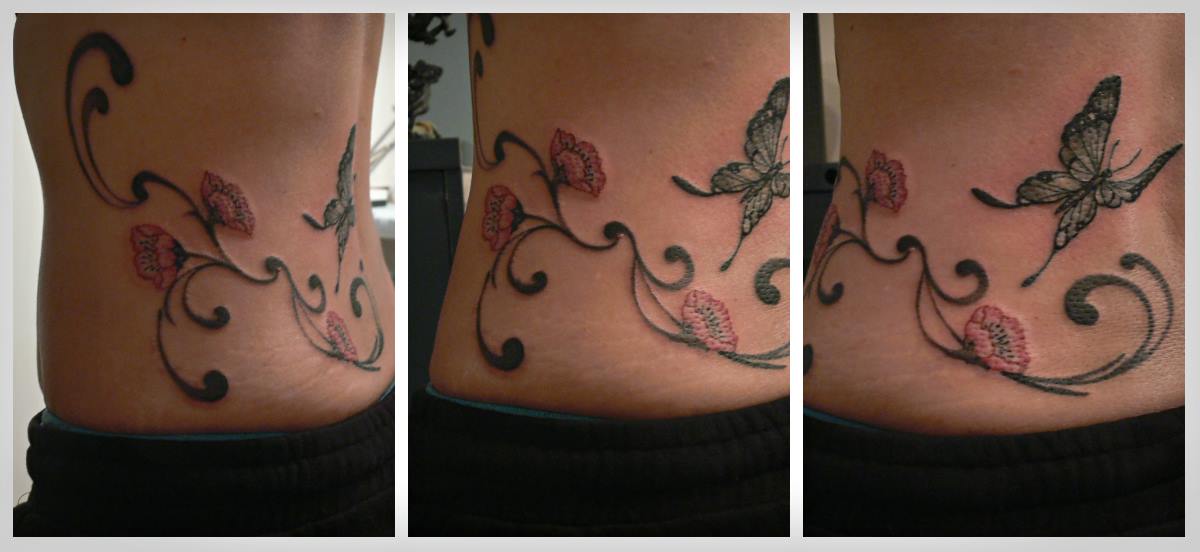 Drie close-upfoto's van een decoratieve zwarte en roze bloementattoo op de onderrug van een persoon.