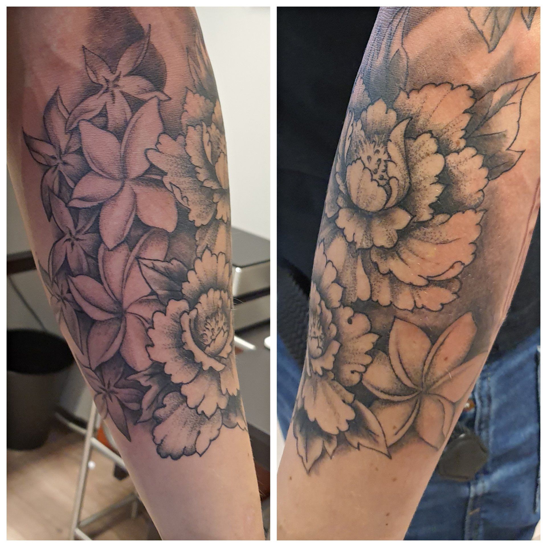 Onderarm met een zwart-grijze bloementattoo met gelaagde bloemen en bladeren.