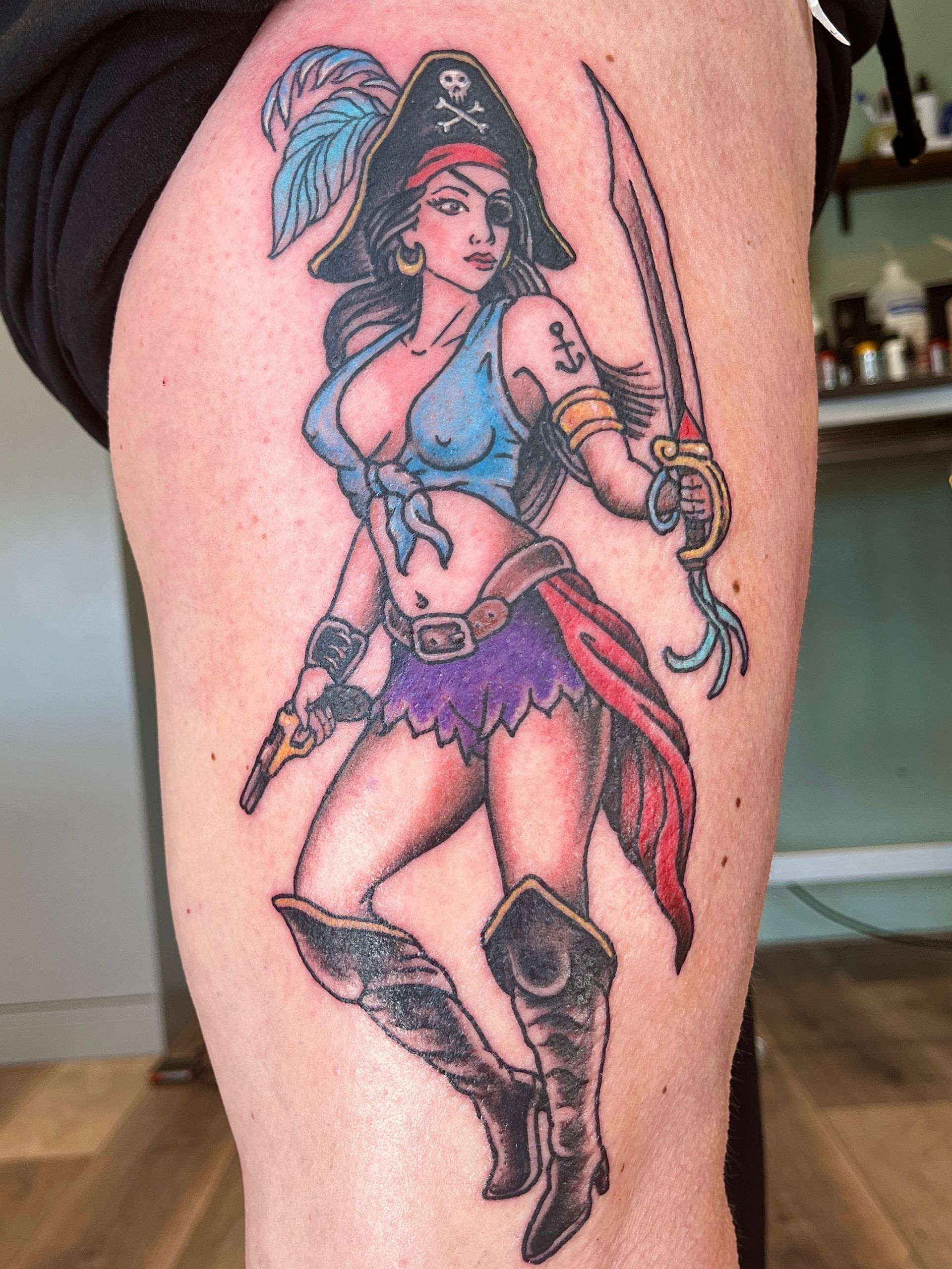 Tattoo van een fantasiekrijger met roze haar, zwaarden, vleugels, een paarse outfit en zwarte laarzen.