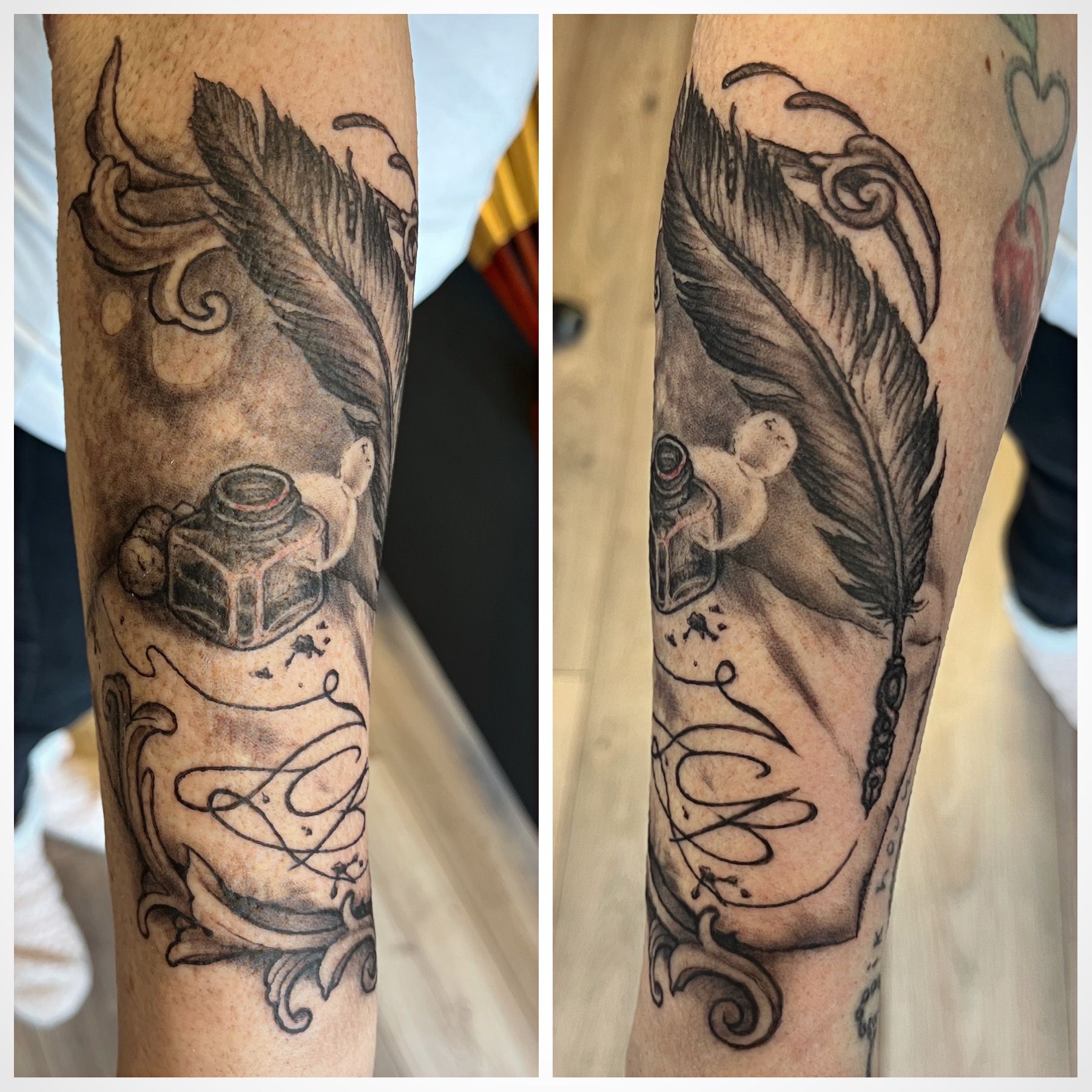 Twee foto's van een armtatoeage met een veer, een boek, tekst en decoratieve krullen op een geschaduwde huid.