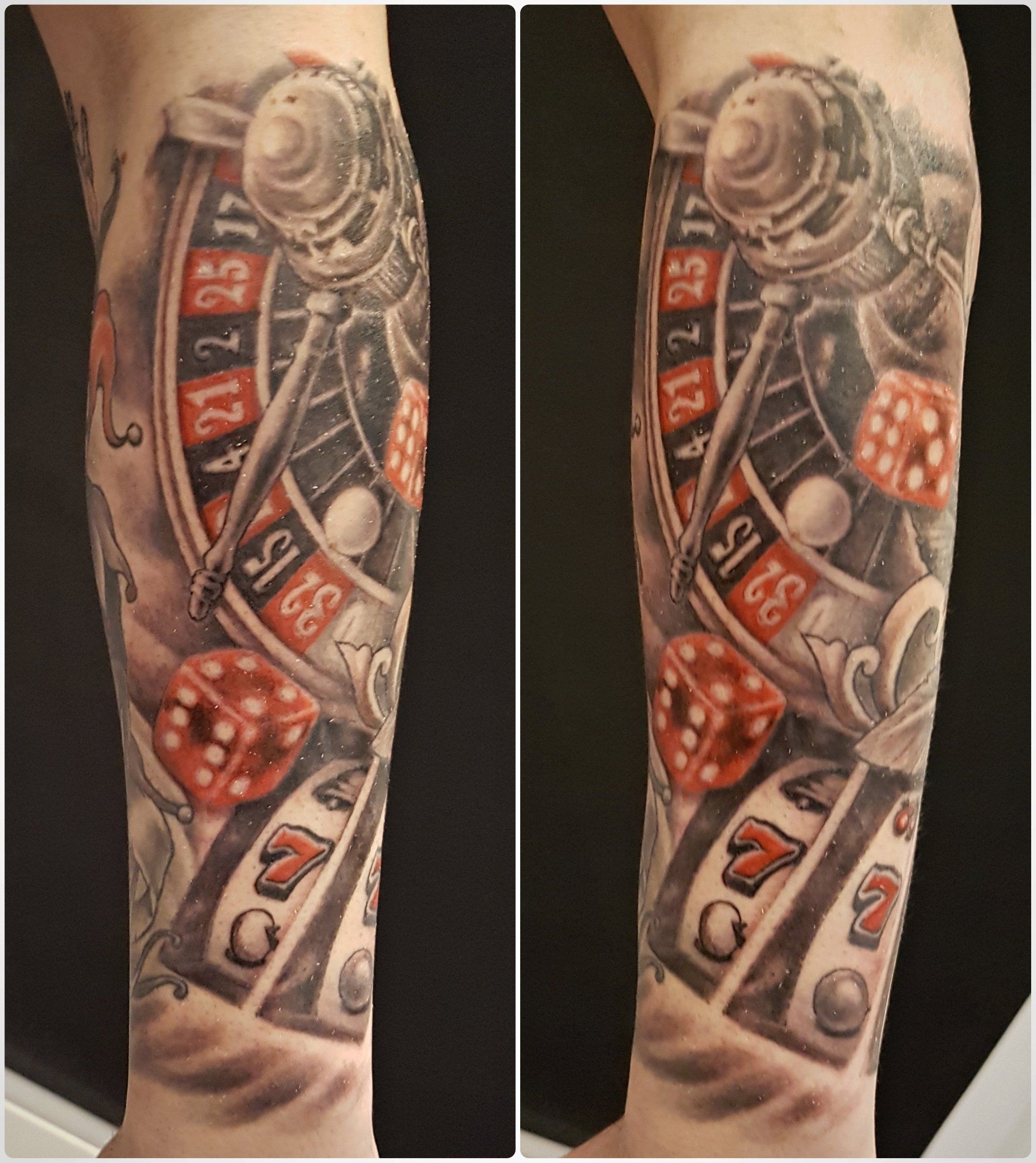 Close-up van twee onderarmen met bijpassende tatoeages van een roulettewiel en dobbelstenen in rood, zwart en grijs.