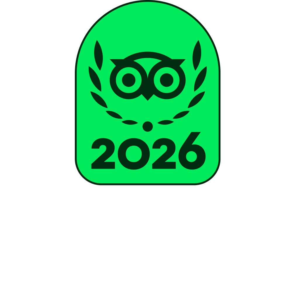 Selo do Tripadvisor Travellers' Choice Awards de 2024, com fundo verde. Apresenta o logotipo de uma coruja preta dentro de uma coroa de louros.