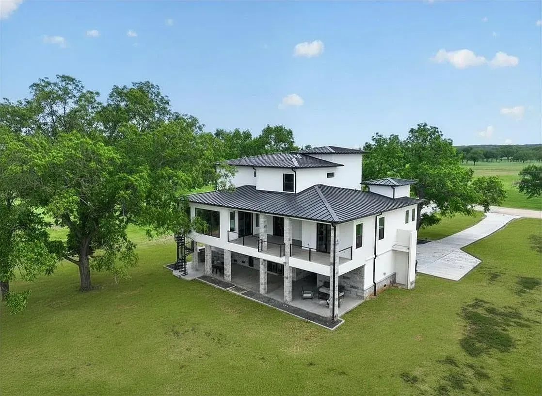 1046 River Ranch Ln — riverfront estate on the Brazos River in Weatherford, TX