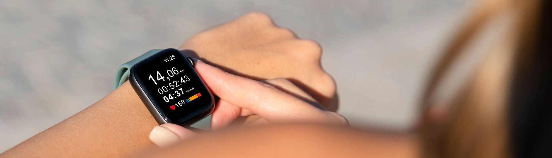 Een persoon draagt een slim horloge om zijn pols.