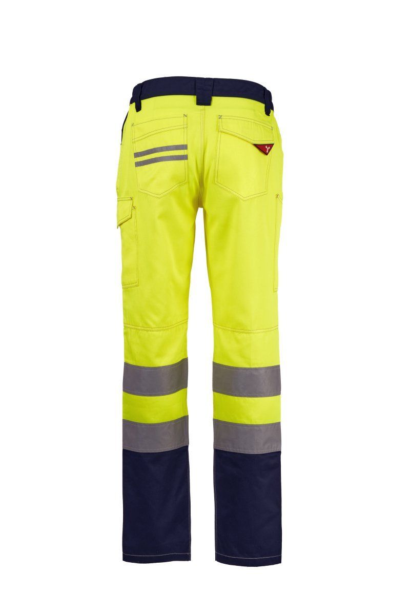 Pantaloni da lavoro giallo fluo e blu scuro ad alta visibilità con strisce riflettenti su sfondo bianco.