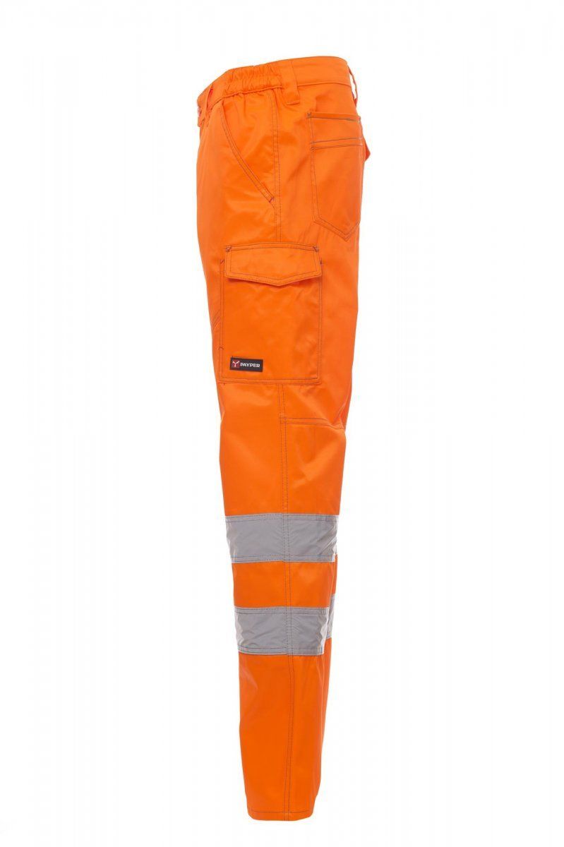 Pantaloni da lavoro arancione brillante ad alta visibilità con strisce argentate riflettenti su sfondo bianco.