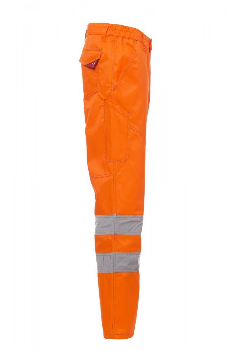 Pantaloni da lavoro arancione brillante ad alta visibilità con strisce argentate riflettenti su sfondo bianco.
