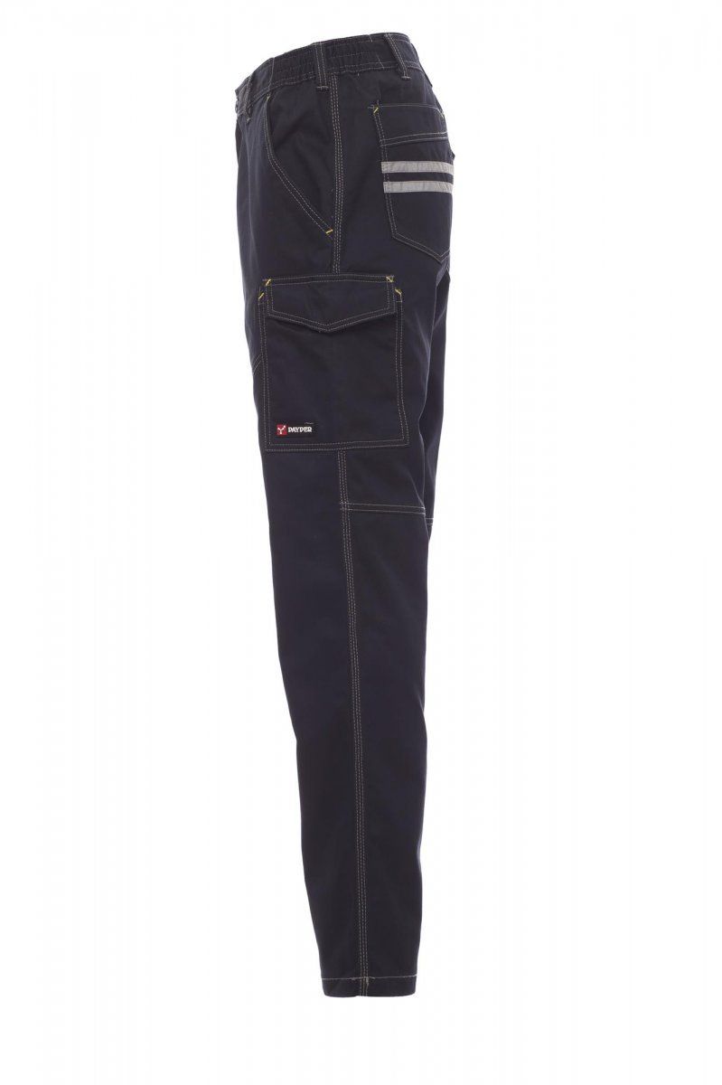 Pantaloni cargo blu scuro con dettaglio a righe sulla tasca, mostrati su sfondo bianco.