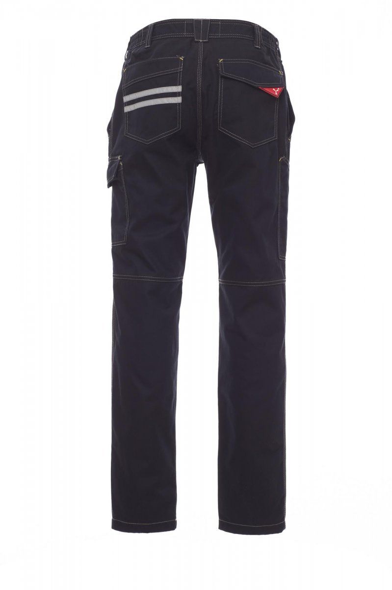 Pantaloni cargo neri con strisce riflettenti e numerose tasche, visti frontalmente su sfondo bianco.