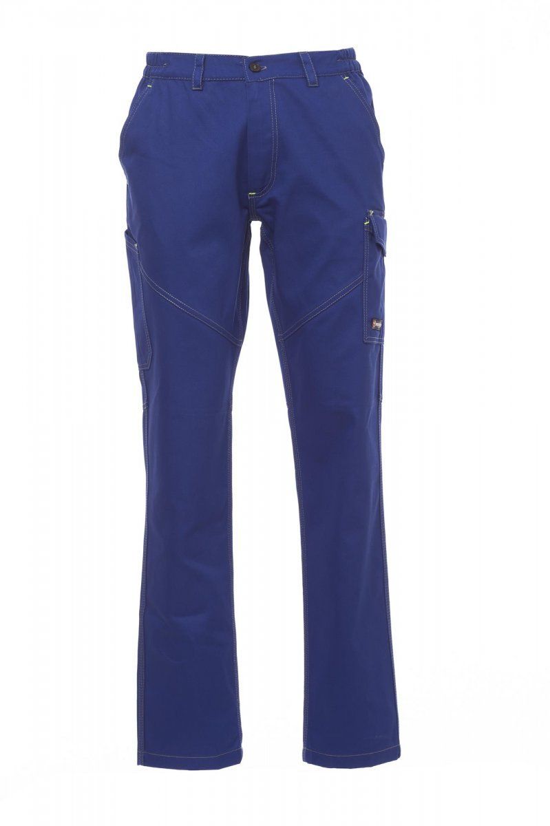 Pantaloni cargo blu su sfondo bianco