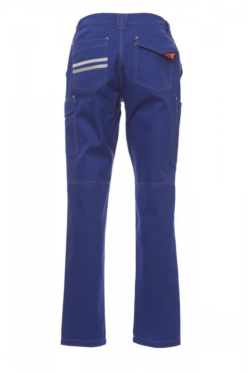 Pantaloni da lavoro blu con strisce riflettenti e numerose tasche su sfondo bianco.