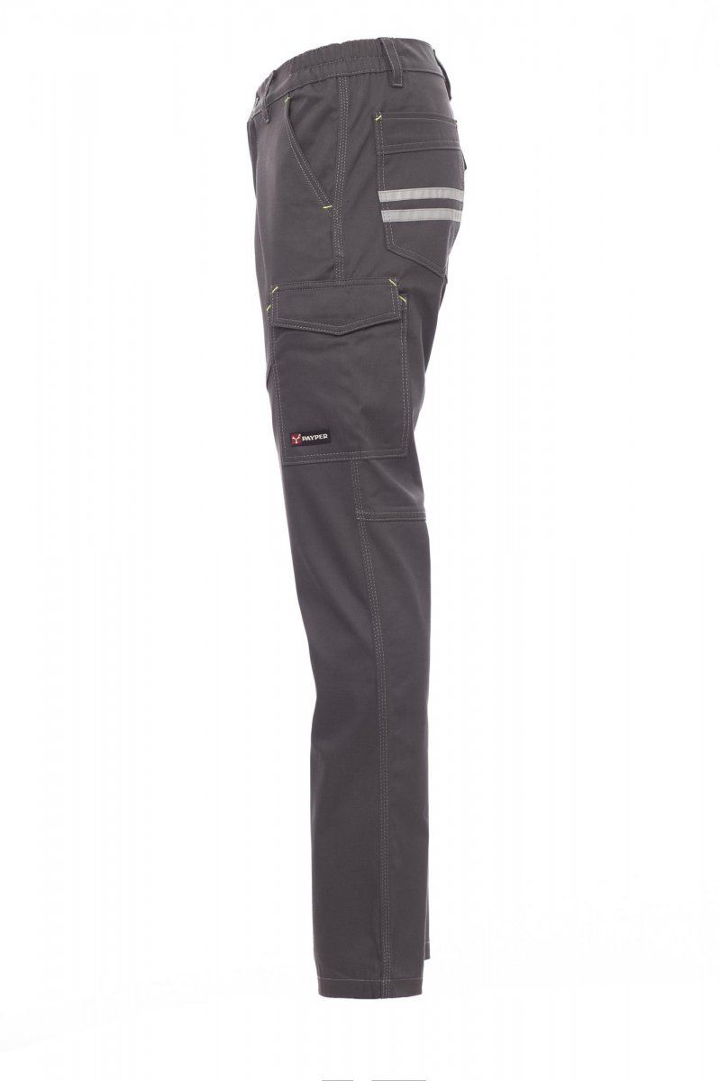 Pantaloni cargo grigi con tasche laterali e strisce riflettenti sulla parte superiore della gamba, mostrati su sfondo bianco.