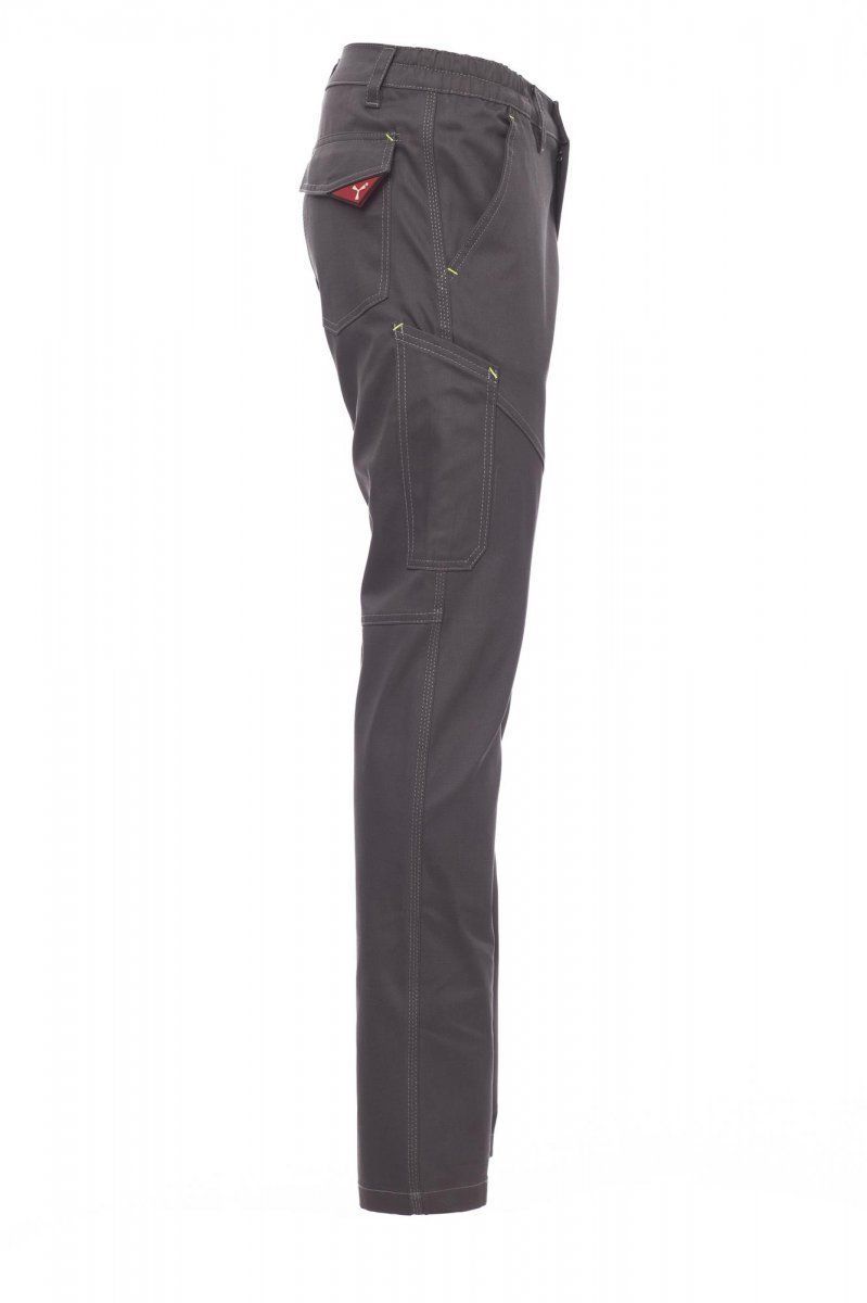 Vista laterale di pantaloni grigio scuro a vestibilità slim con logo rosso sulla tasca posteriore.