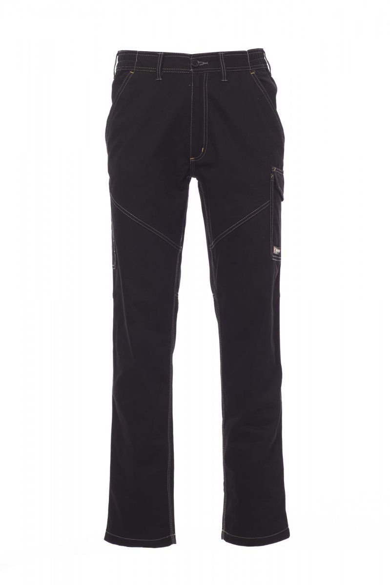 Pantaloni cargo neri con numerose tasche su sfondo bianco