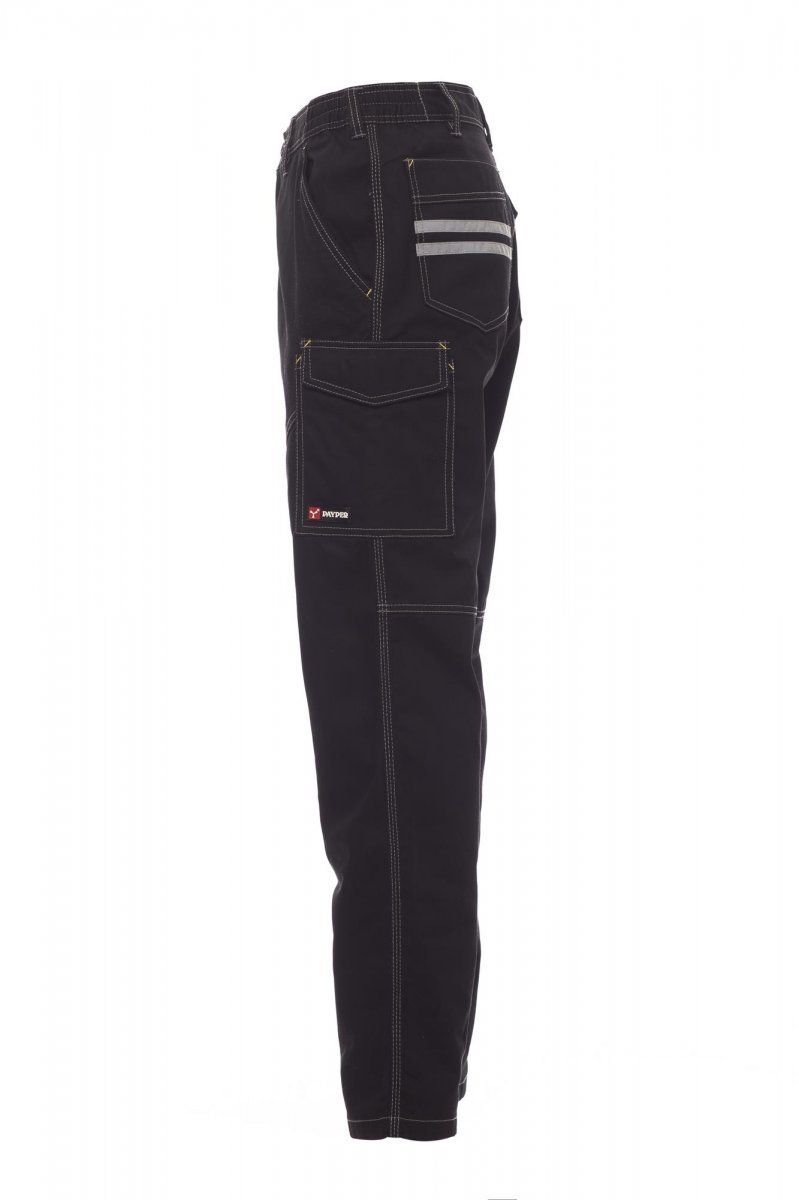 Pantaloni cargo neri con tasche laterali, mostrati isolati su sfondo bianco.