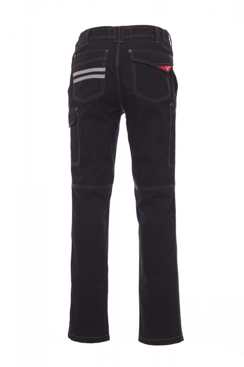Pantaloni cargo neri con cuciture bianche e dettagli rossi, mostrati su sfondo bianco.