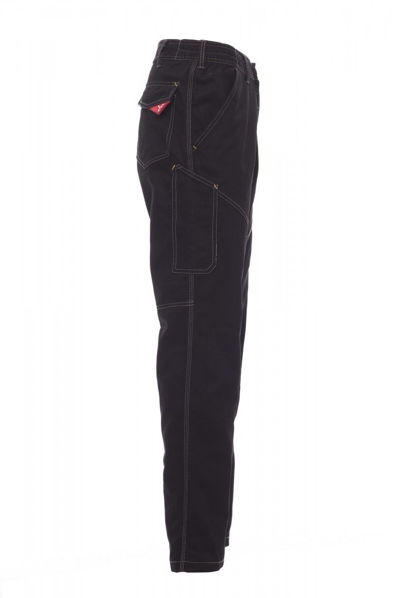Pantaloni neri con logo rosso su sfondo bianco