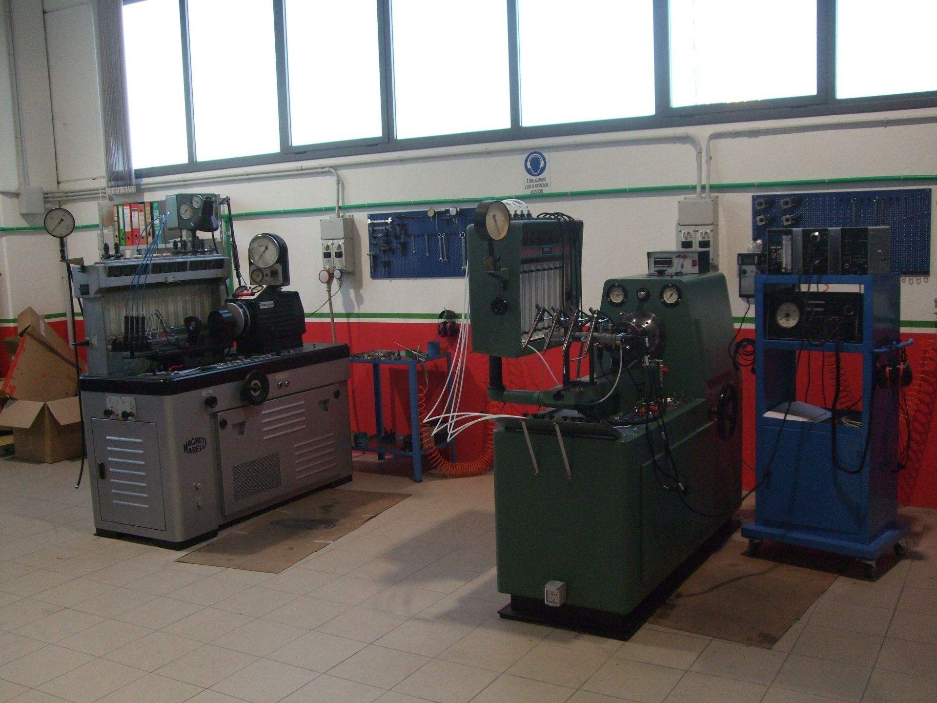 Attrezzatura per il collaudo di motori diesel in un'officina.