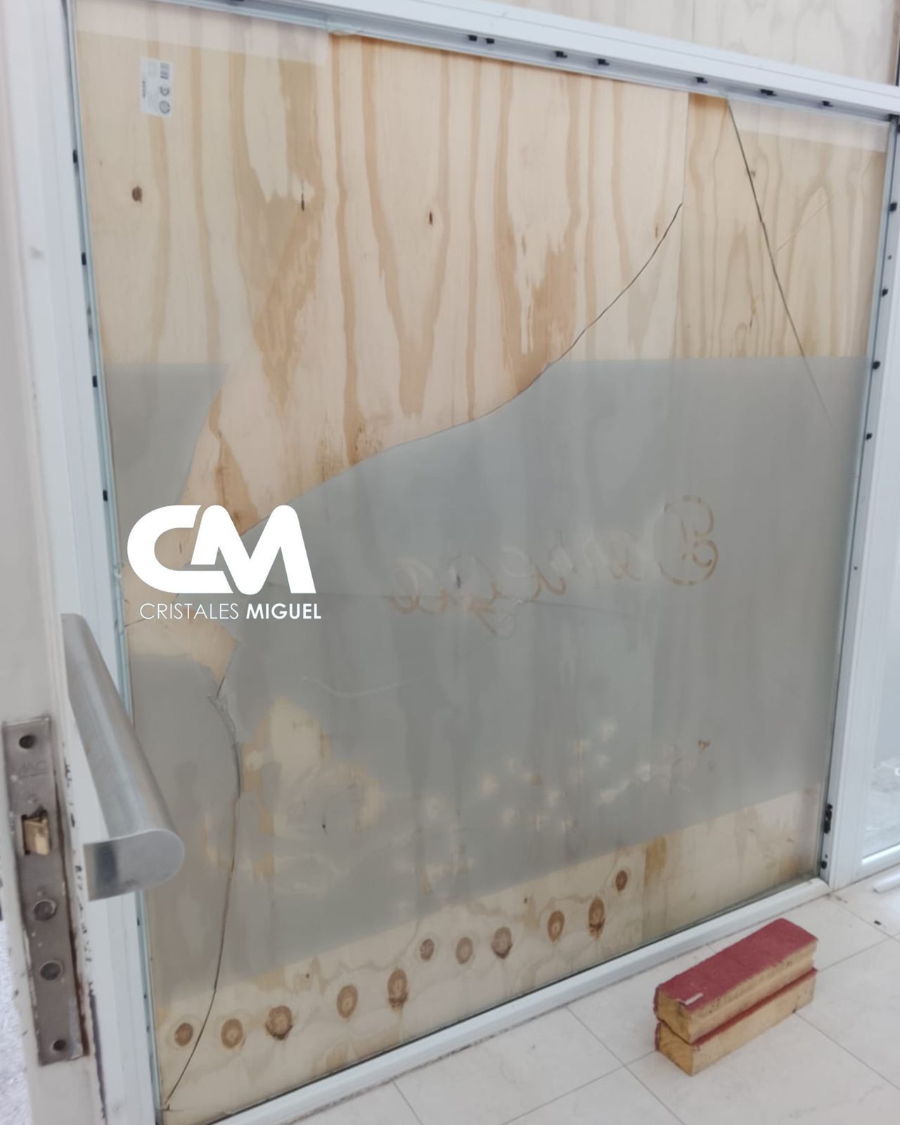 Una puerta blanca con interior de madera, marco de metal y tirador, posiblemente en construcción.