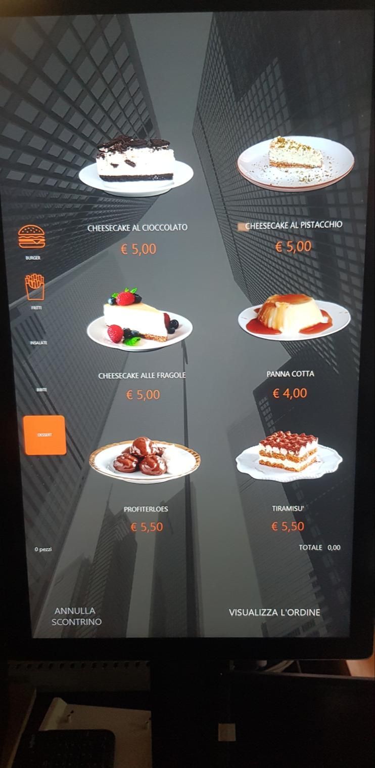 Sullo schermo di un computer vengono mostrati vari dessert disposti su piatti.