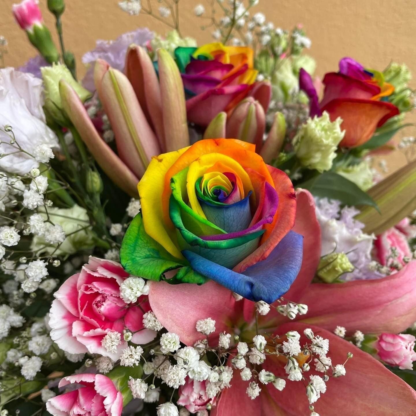 Bouquet con rose arcobaleno 