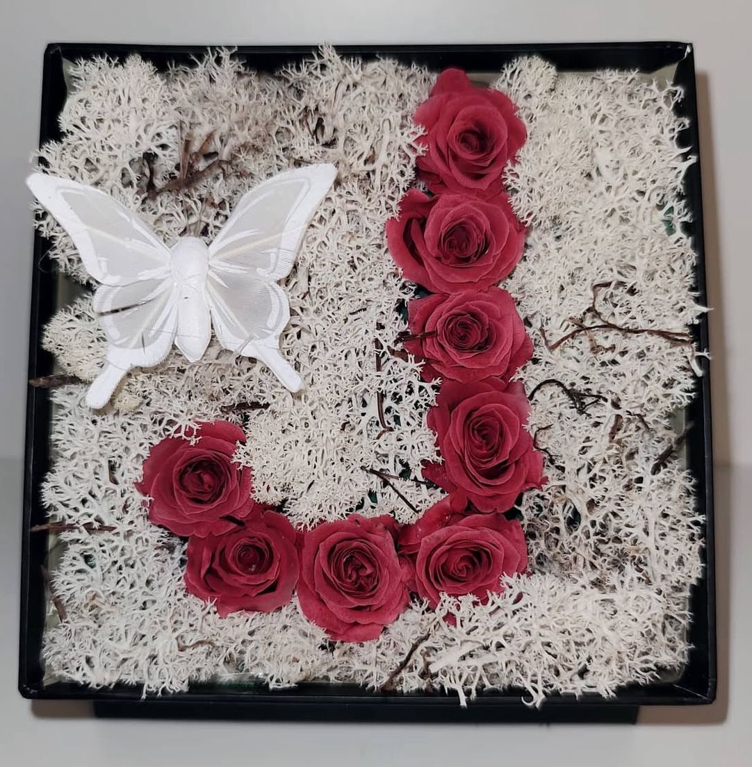 Lettera di rose in scatola