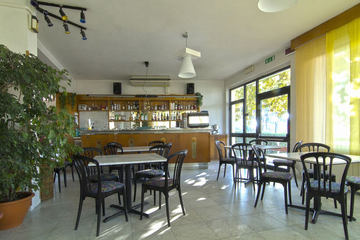 Bar con tavoli