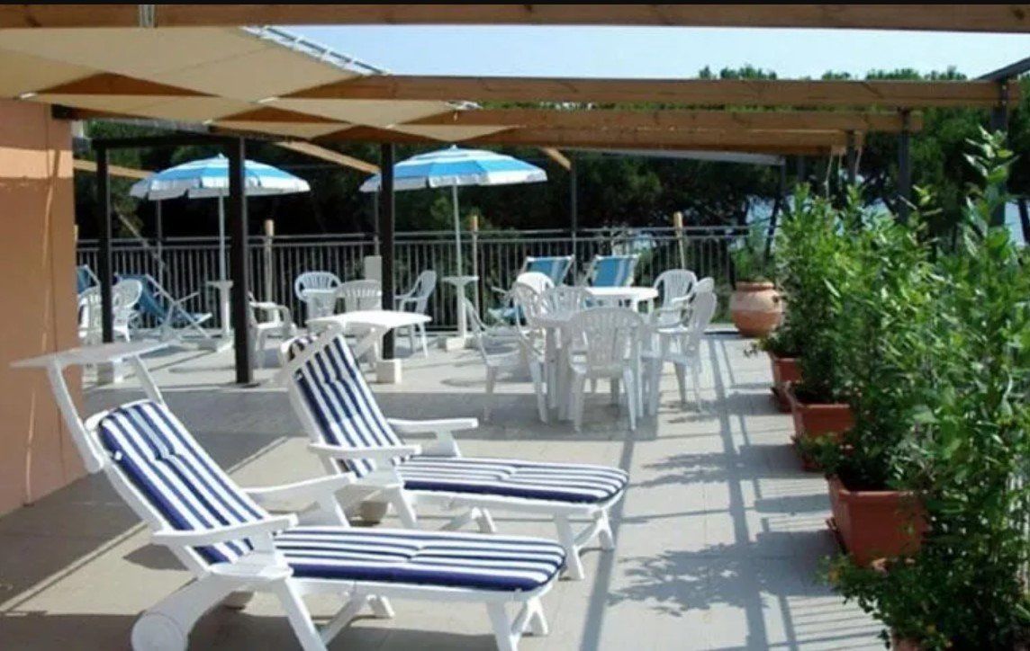 Terrazza con sdraio