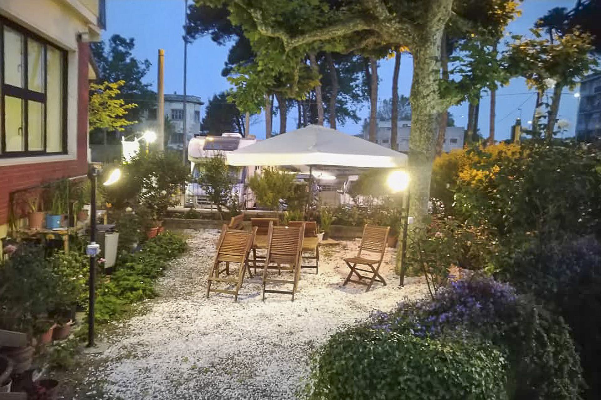 Giardino con sedie