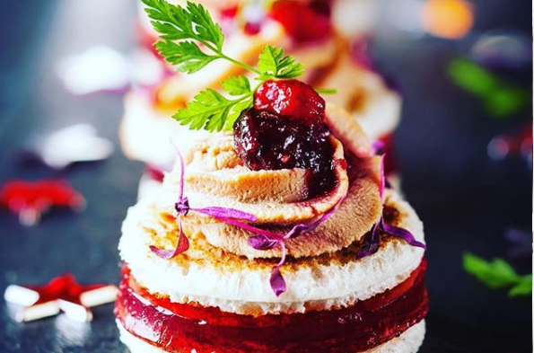Eine Nahaufnahme eines Desserts mit einer Kirsche obendrauf.