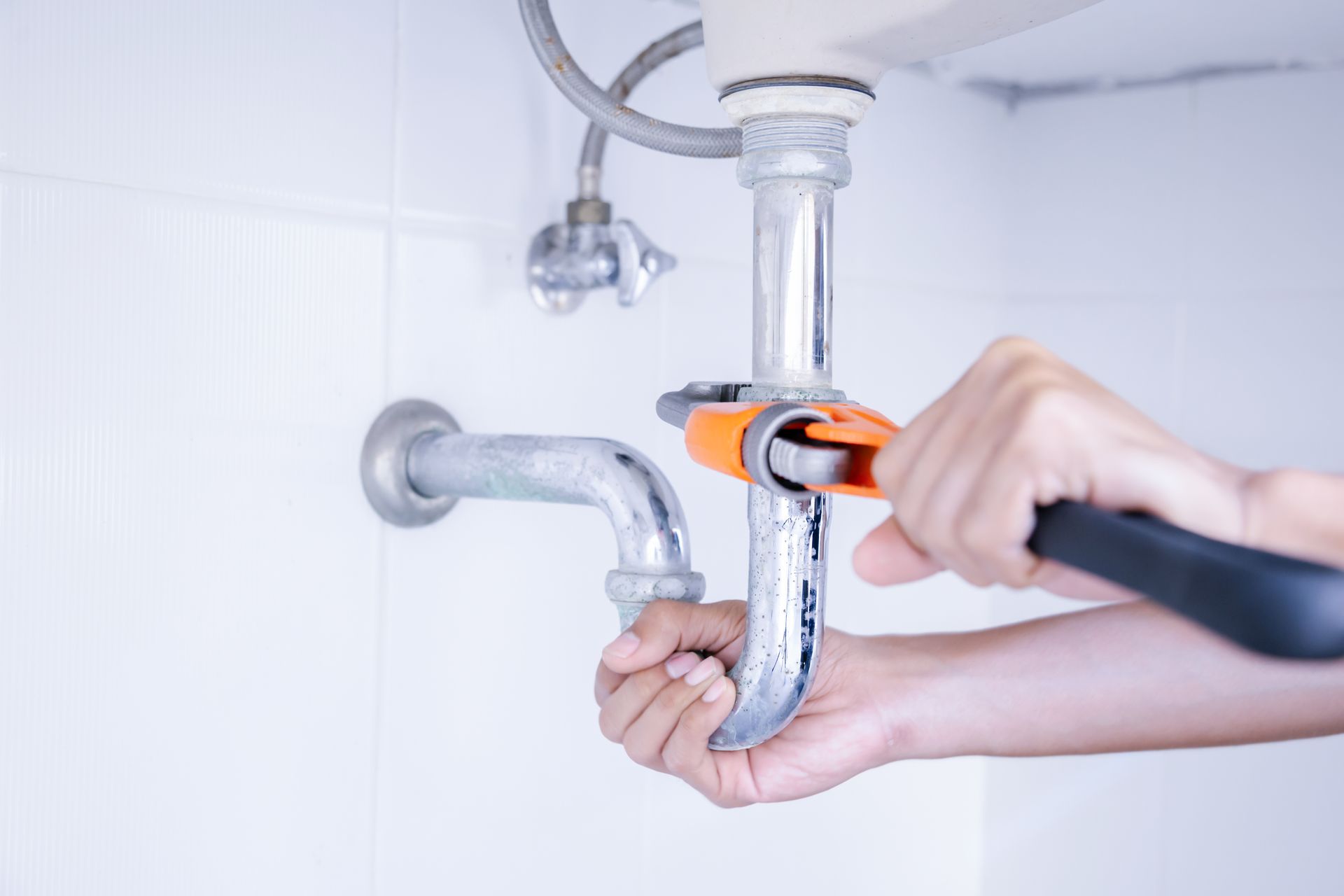 Fixing leaks on a pipe