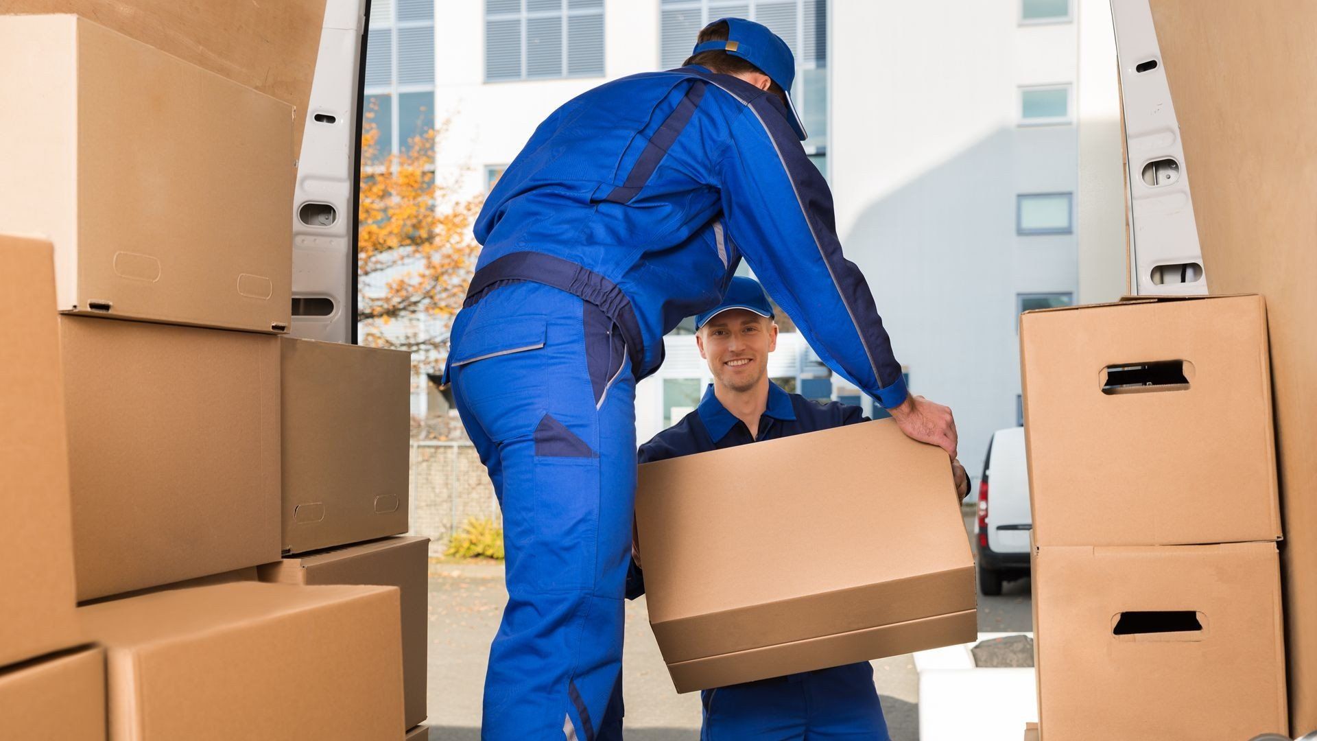 hombre descargando caja