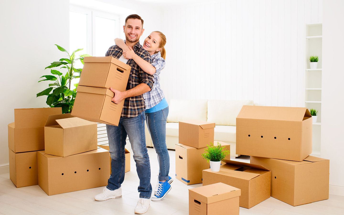 Hombre y mujer con cajas