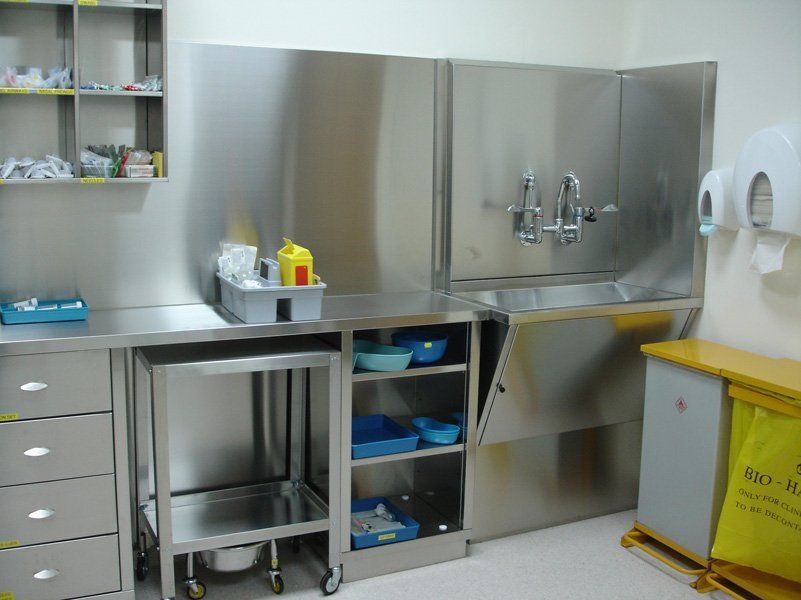 Mobile inox a parete per ospedale 