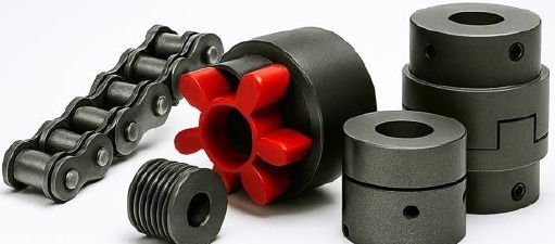 Cadena negra y acoplamiento rojo junto a tres acoplamientos de rodillos industriales grises sobre fondo blanco.