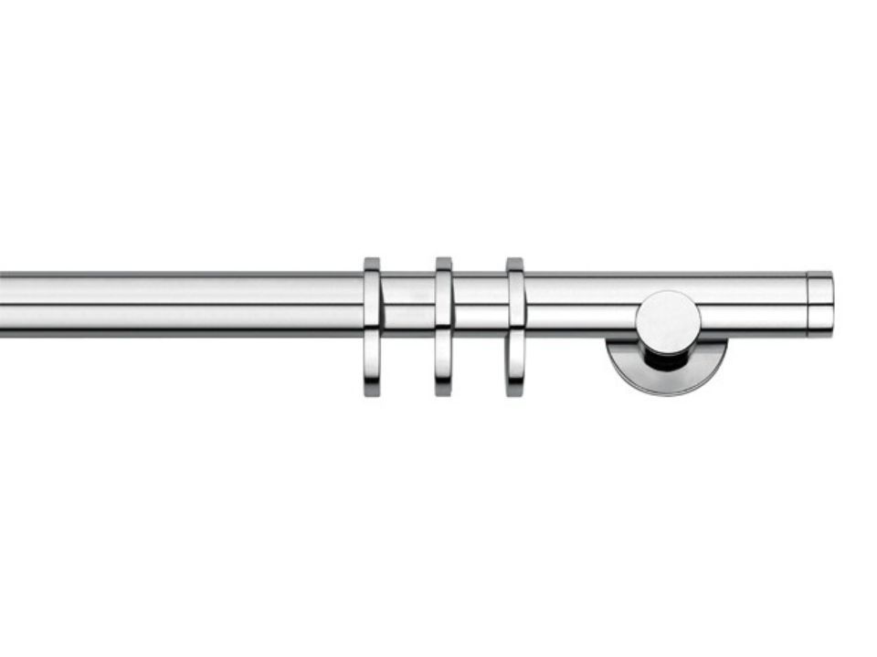 Bastone per tende cromato con anelli e supporto a parete.