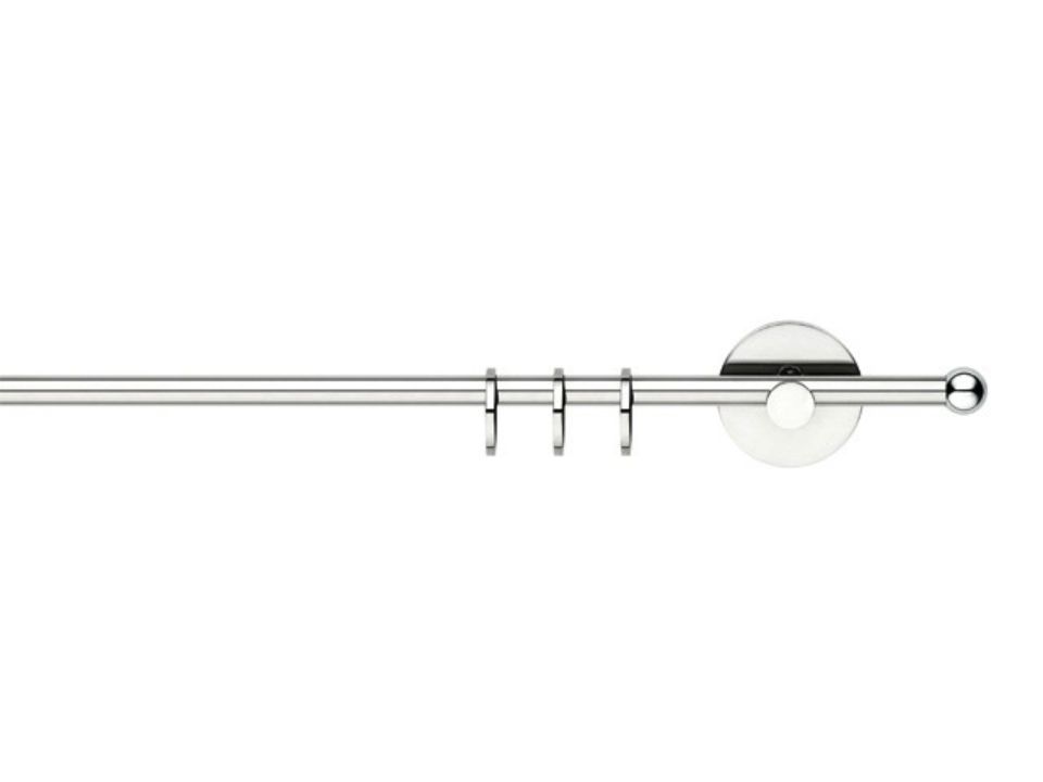 Bastone per tende argentato con ganci e sfera terminale decorativa, su fondo bianco.