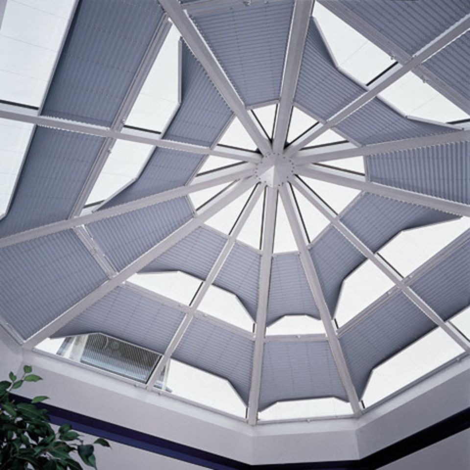 Lucernario con persiane azzurre, design geometrico. Ripresa dell'interno.
