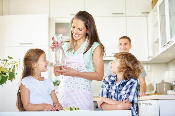 acqua filtrata che scorre dal rubinetto