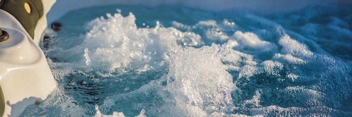 acqua dentro vasca idromassaggio